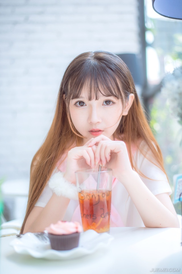 “好，好！”管家见孟达终于松口，忙不迭的点头答应一声，在孟达的带领下，两人一前一后一直走出成都。